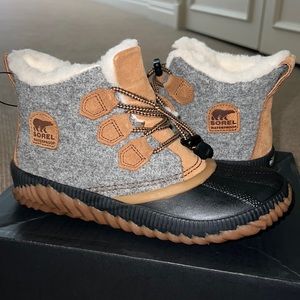 BRAND NEW IN BOX 📦 🥾SOREL YOUTH OUT N ABOUT PLUS SIZE 5